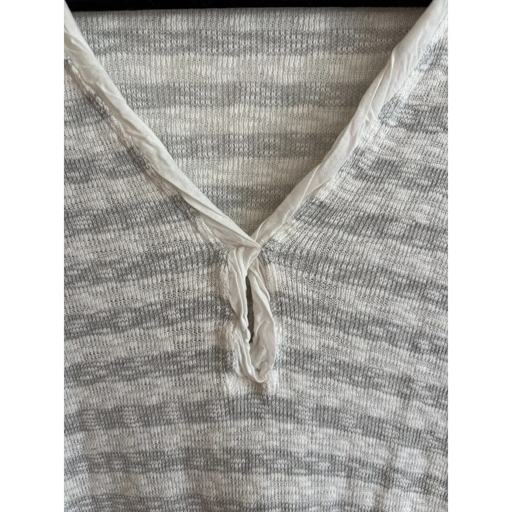 Anthropologie Left of Center Gray White Stripe Lightweight Sweater Womens Size S